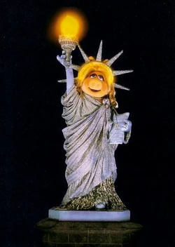 Piggystatueofliberty.jpg