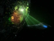 Voyager im Traktorstrahl einer Borg-Sphäre mit geöffnetem Hangar