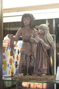 Jen-and-Kira-Statue
