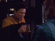 Harry Kim trinkt Tee