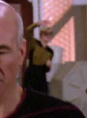 Tasha Yar winkt