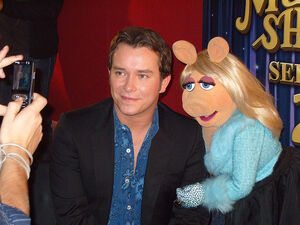 StephenGately-and-MissPiggy-for-Film24-in-2007