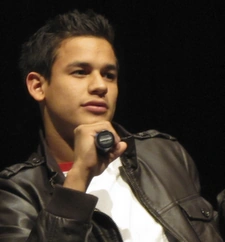 http://images4.wikia.nocookie.net/__cb20091129023711/twilightsaga/images/3/30/Bronson-Pelletier4.png