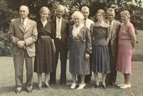 File:Franklin Doty's children July 4 1942 at Daisy's.JPG
