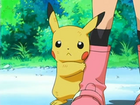 Pikachu de Ash asustado tras la pierna de Dawn/Maya