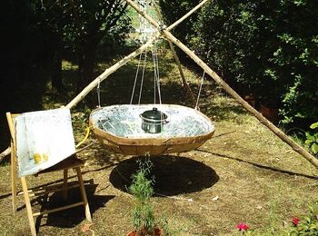 Tripod solar cooker