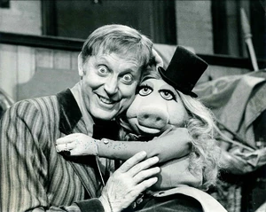 Wally boag miss piggy.jpg