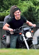 Taylor-on-Set-Eclipse-September-9-jacob-black-8082594-415-583
