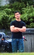 Taylor-on-Set-Eclipse-September-9-jacob-black-8082600-500-800