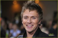 Charlie-bewley-dakota-fanning-eyes-01