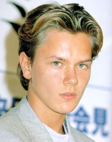 230px-River-Phoenix.jpg