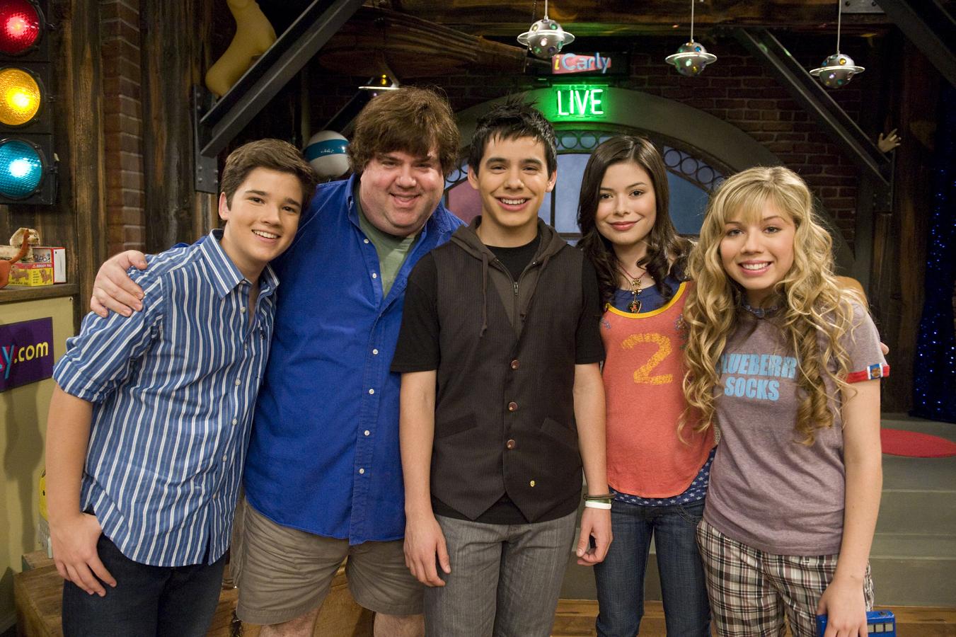 Dan Schneider with the iCarly casts