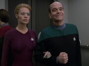 Der Doktor führt Seven of Nine aus