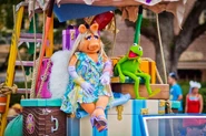 Disney'sHonoraryVoluntEarsCavalcade-MissPiggy'sBeautyKit