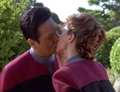 Abschiedskuss Chakotay und Valerie Archer.jpg