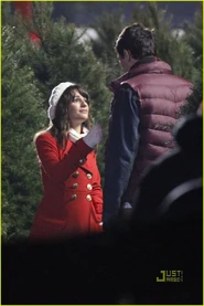Lea-michele-cory-monteith-christmas-kiss-01