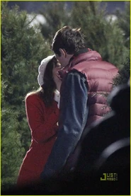 Lea-michele-cory-monteith-christmas-kiss-02