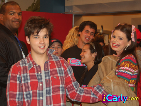 http://images4.wikia.nocookie.net/__cb20101120034231/icarly/images/1/13/64314_1233235530.jpg