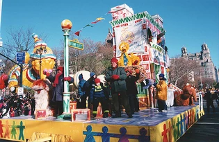 Macy's-SesamePopupBookFloat-02