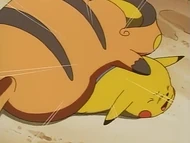 EP014 Raichu de Lt. Surge usando Golpe cuerpo
