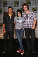Gallery enlarged-new-moon-comic-con-robert-pattinson-kristen-stewart-taylor-lautner-07232009-04