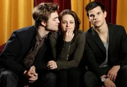 Article-1274713684323-09A5092D000005DC-71500 636x439