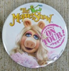 Muppet show on tour buttons miss piggy