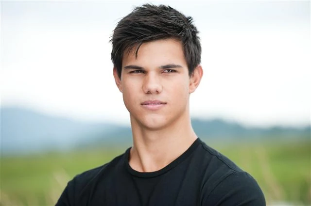 Eclipse-2010-new-Stills-jacob-black-13521112-2560-1703