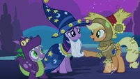 Applejack greeting Twilight and Spike S2E4