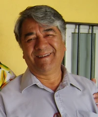 Paco Mauri dubs the voice of Christian Shephard