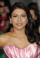 Breaking-dawn-cast-red-carpet-11152011-05-430x624