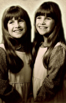 Twins-holding-hands-cute