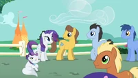 Rarity greets Caramel and Lucky S1E26