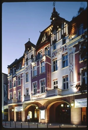 Teatr Nowy nocą.jpg