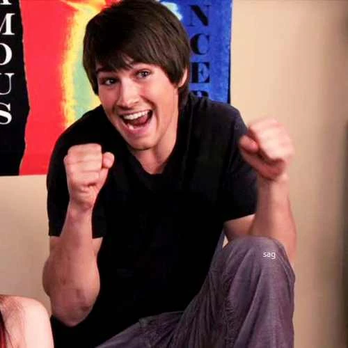 http://images4.wikia.nocookie.net/__cb20111220085131/victorious/images/8/89/Exicted-james-james-maslow-25618211-500-500.jpg