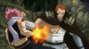 Gildarts golpea a Natsu