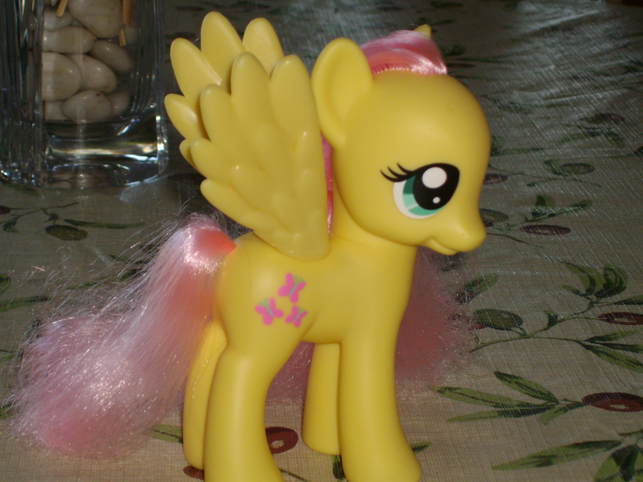 http://images4.wikia.nocookie.net/__cb20120103161943/mlp/images/1/14/Fashion_style_Fluttershy_Toy.jpg
