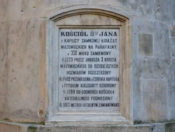 Tablica z historią Katedry na absydzie od strony ulicy Kanonia