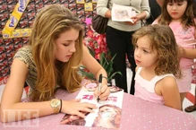 Nathalia-bratz-signing.