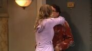 Penny kisses Leonard