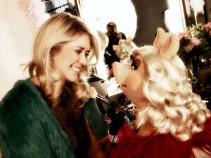 BILD-CarolinDendler&MissPiggy-VerleihungDerGoldenenKamera-(2012-02-04)