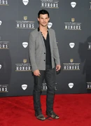 Taylor+Lautner+NFL+Honors+Pepsi+Rookie+Year+qt6XlyPGKMdl