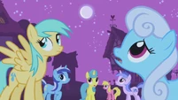 The ponies wonder what's going on S1E06