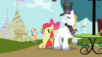 Apple Bloom and Snobby Stallion S2E17