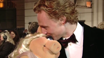 BAFTA-Awards-2012-Kiss-Piggy&TomHiddleston