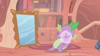 Twilight removes Spike's mustache S1E06
