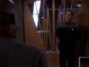 Sanders berichtet Sisko von Abberufung