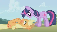 Twilight is happy to see Applejack in one piece S1E04