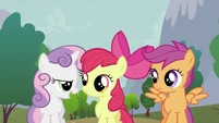 Sweetie Belle talking to other crusaders S2E23
