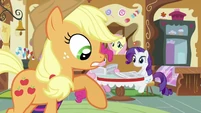Applejack pointing S2E23